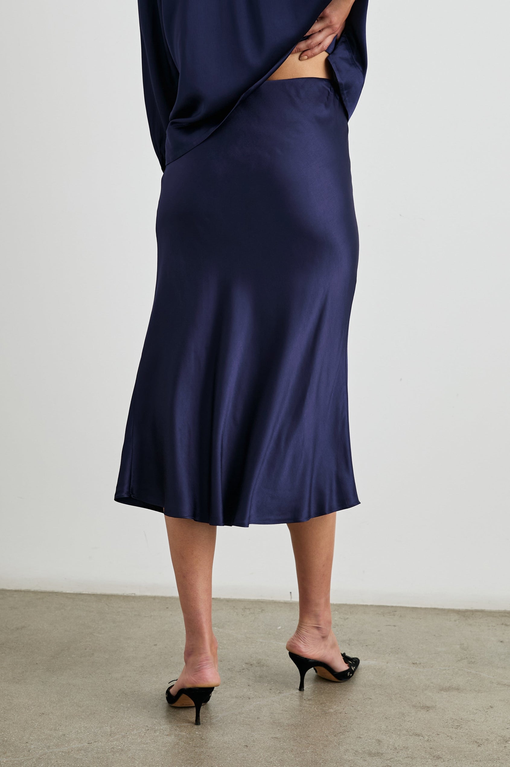 ANYA-NAVY-BACK