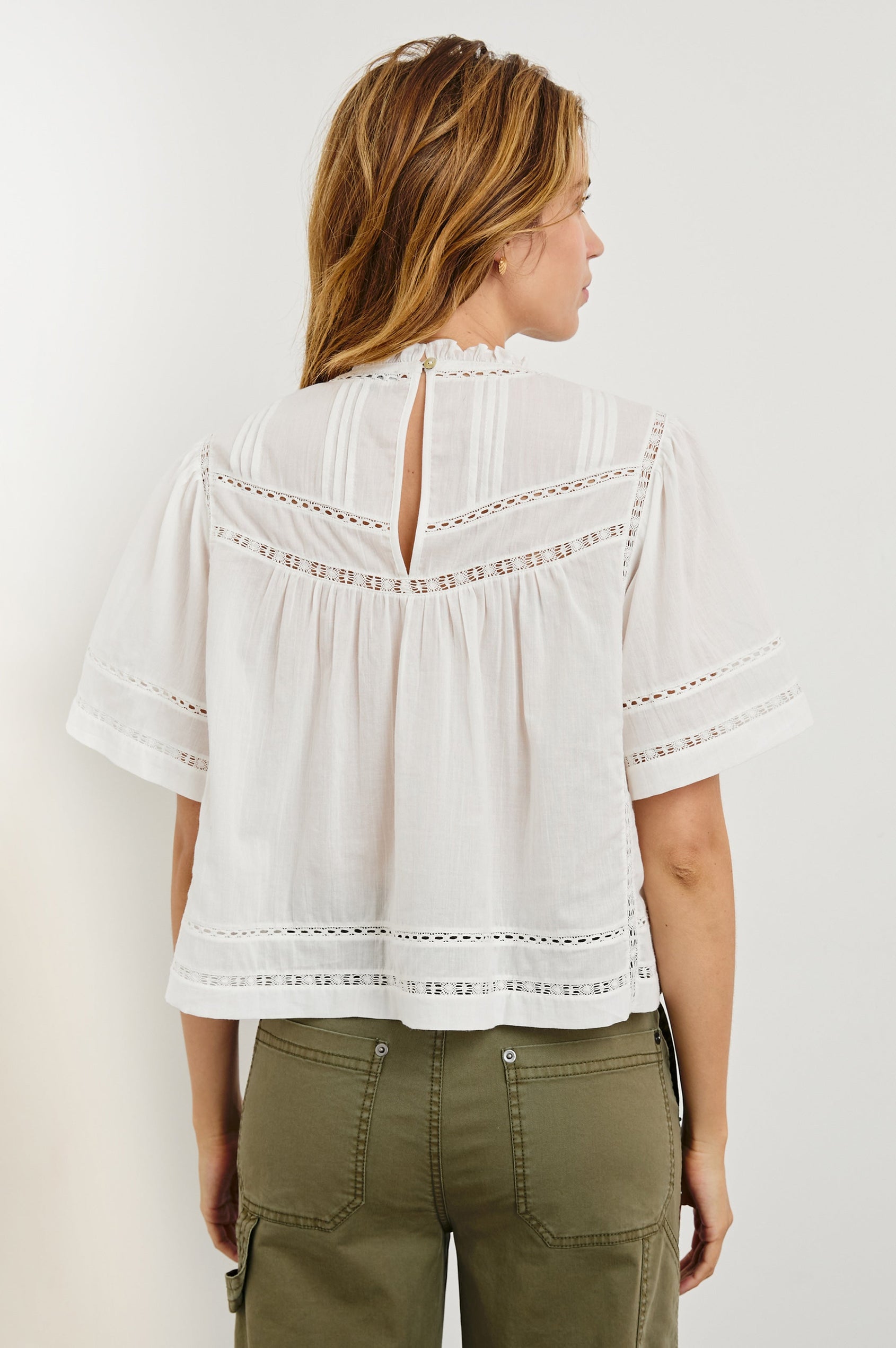 DAISY-WHITE-BACK