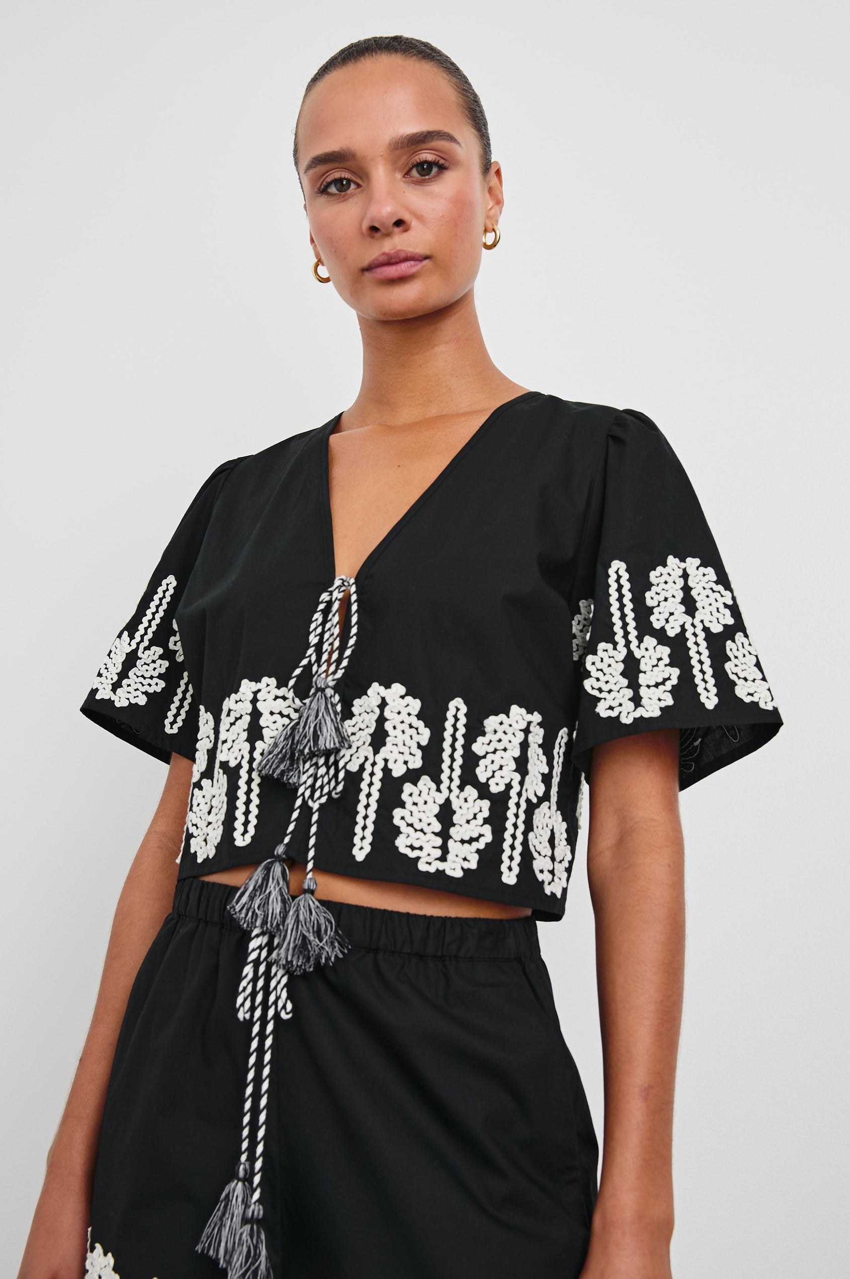 PARI-BLACK-IVORY-PALM-TREES-SIDE ANGLE