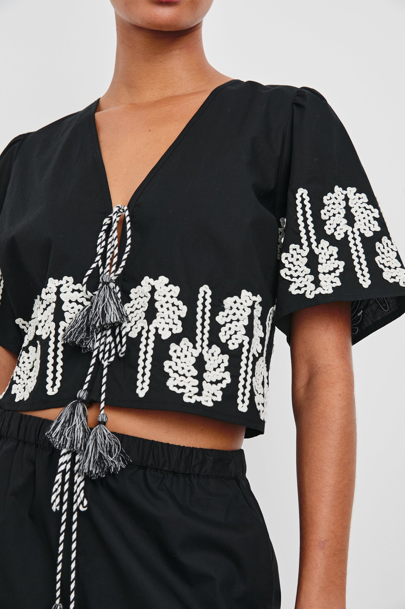 PARI-BLACK-IVORY-PALM-TREES-DETAIL