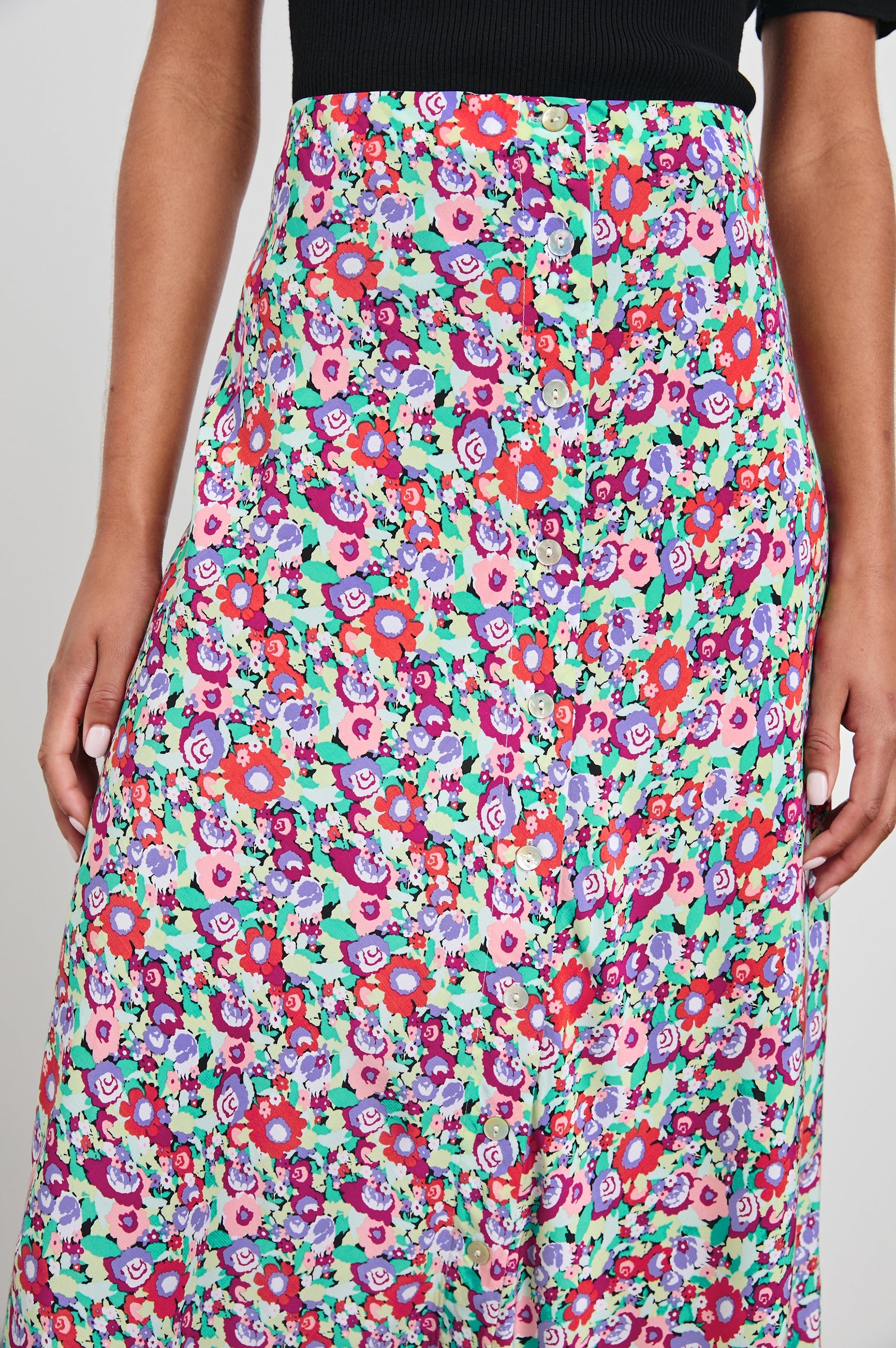 ROSETTA-OVERSIZED-MULTI-FLORAL-DETAIL