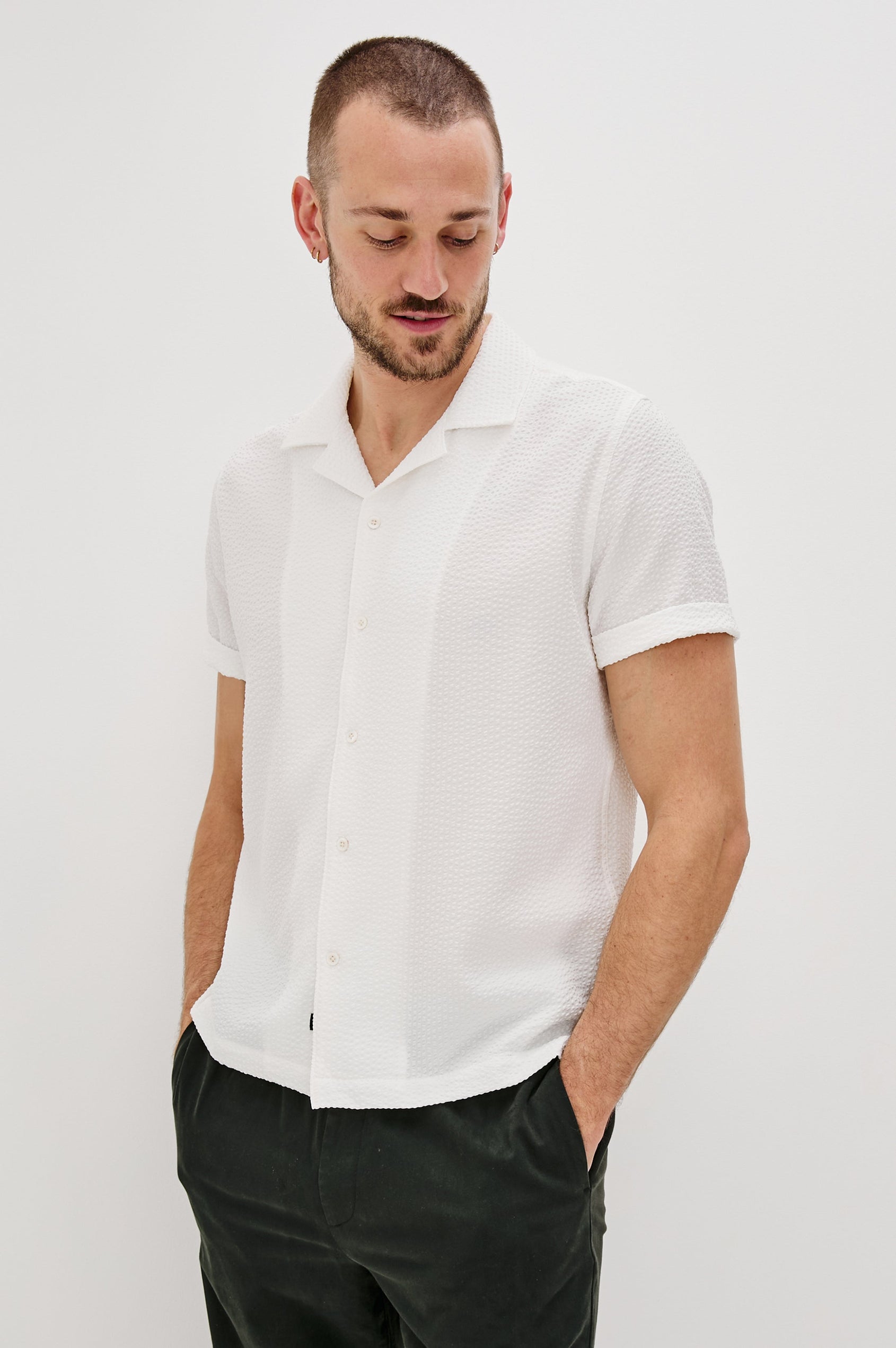 Amalfi classic fitted short sleeve button up shirt with collar in White Seersucker Colorway - front view on model