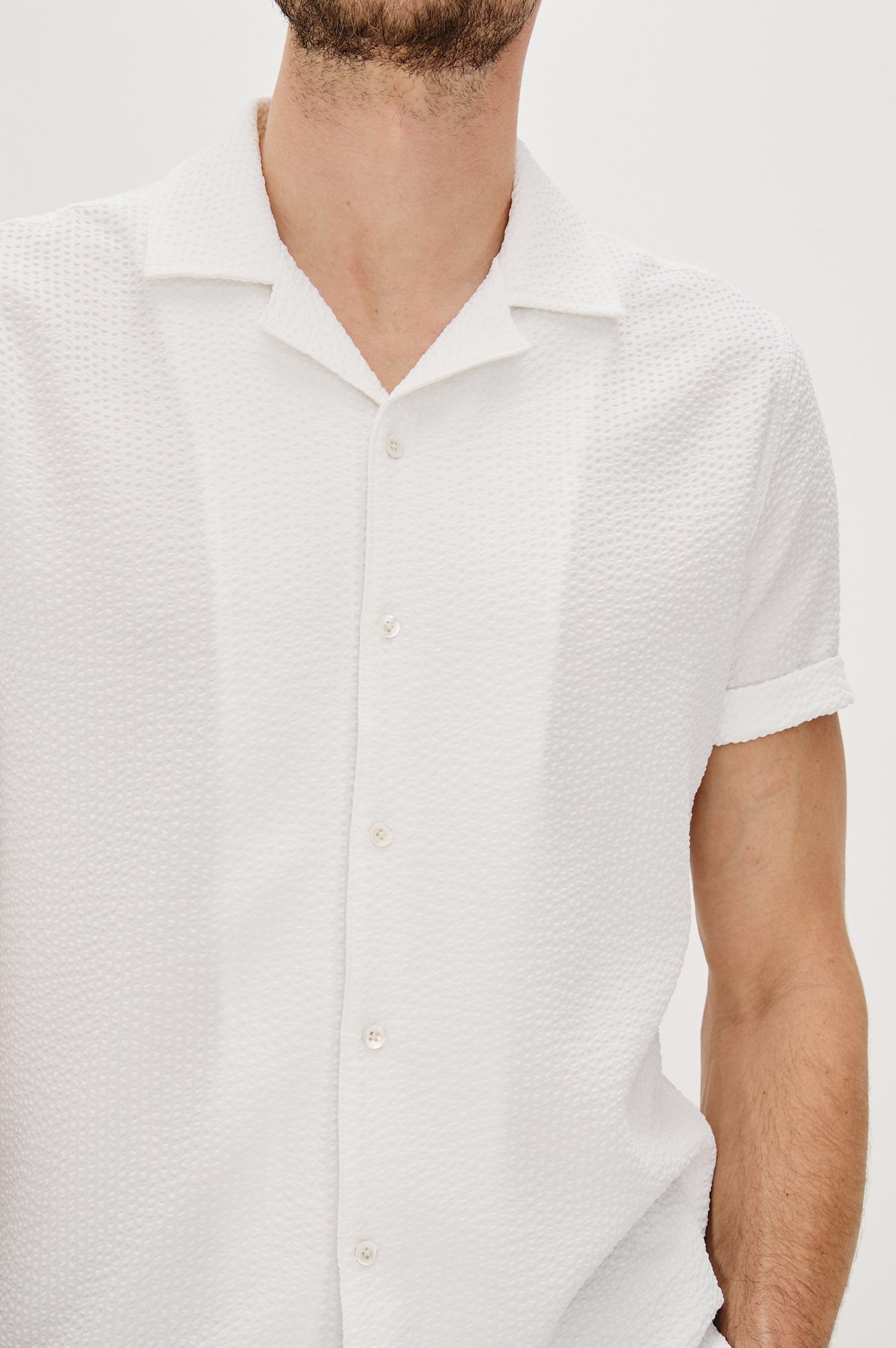 Amalfi classic fitted short sleeve button up shirt with collar in White Seersucker Colorway - front detail view on model
