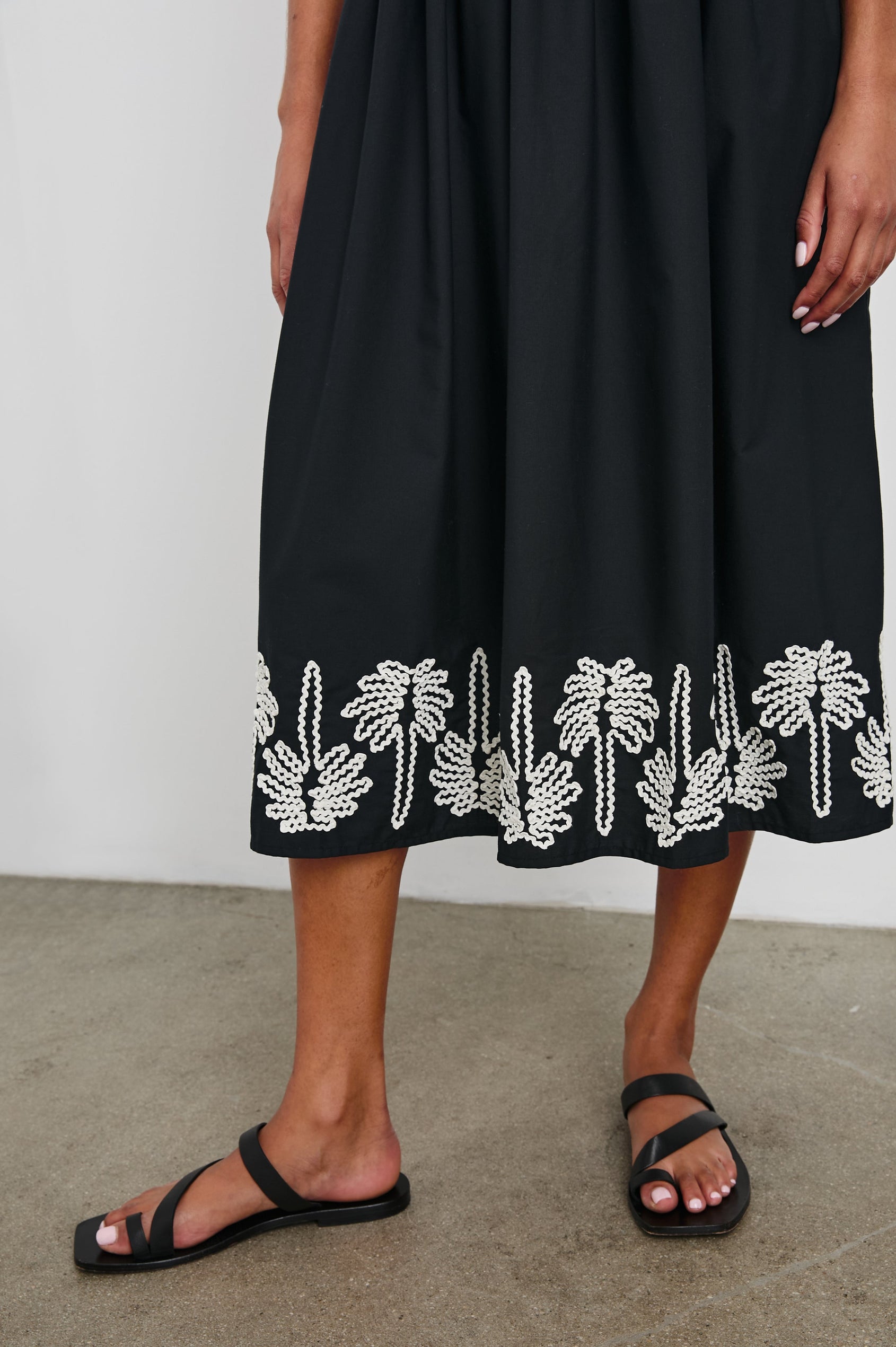 BAJA-BLACK-IVORY-PALM-TREES-HEM DETAIL
