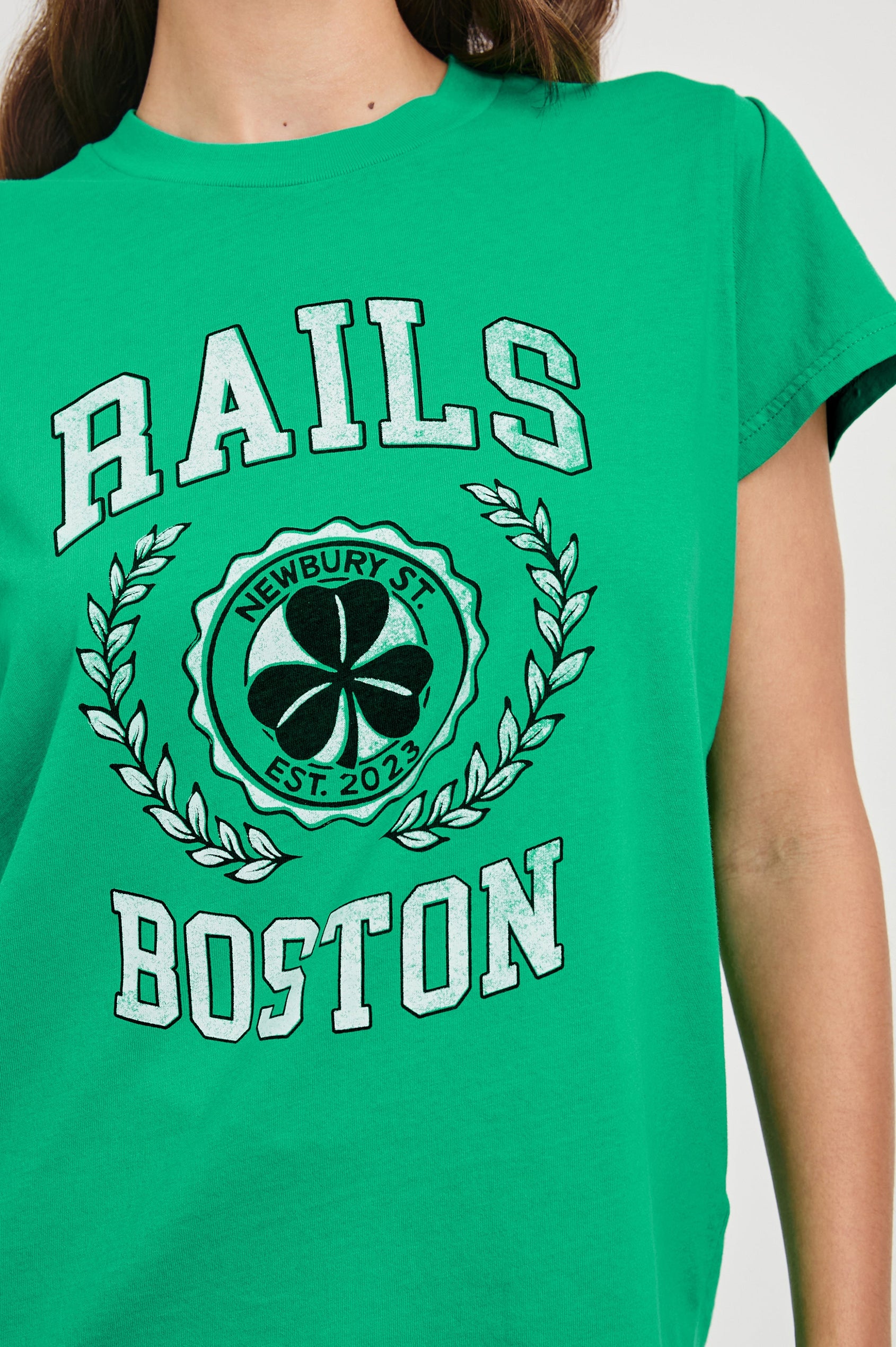 BOYFRIEND-TEE-RAILS-BOSTON-CLOVER-DETAIL