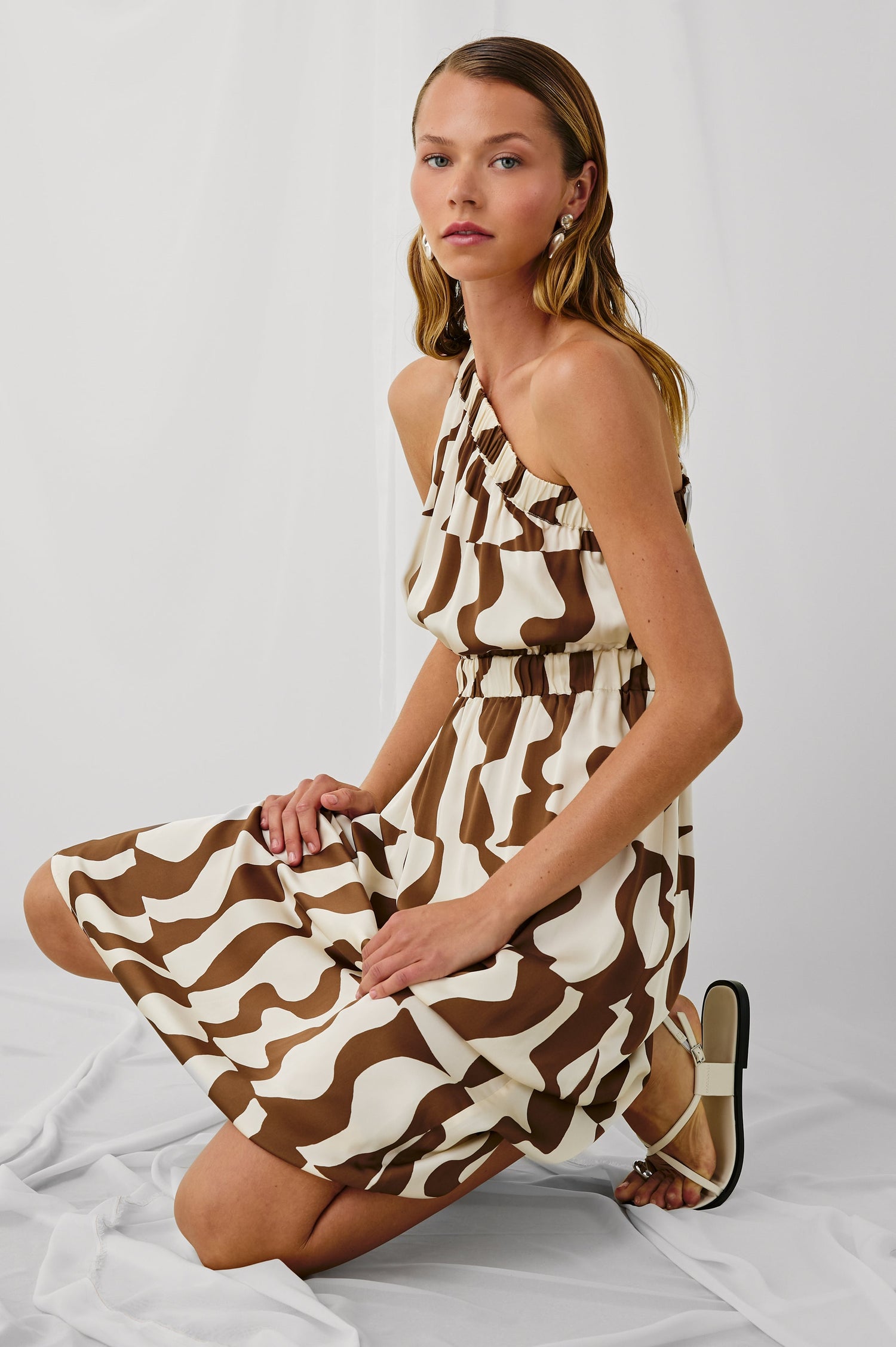 INDIA-COPPER-NOTO STYLIZED MODEL SITTING