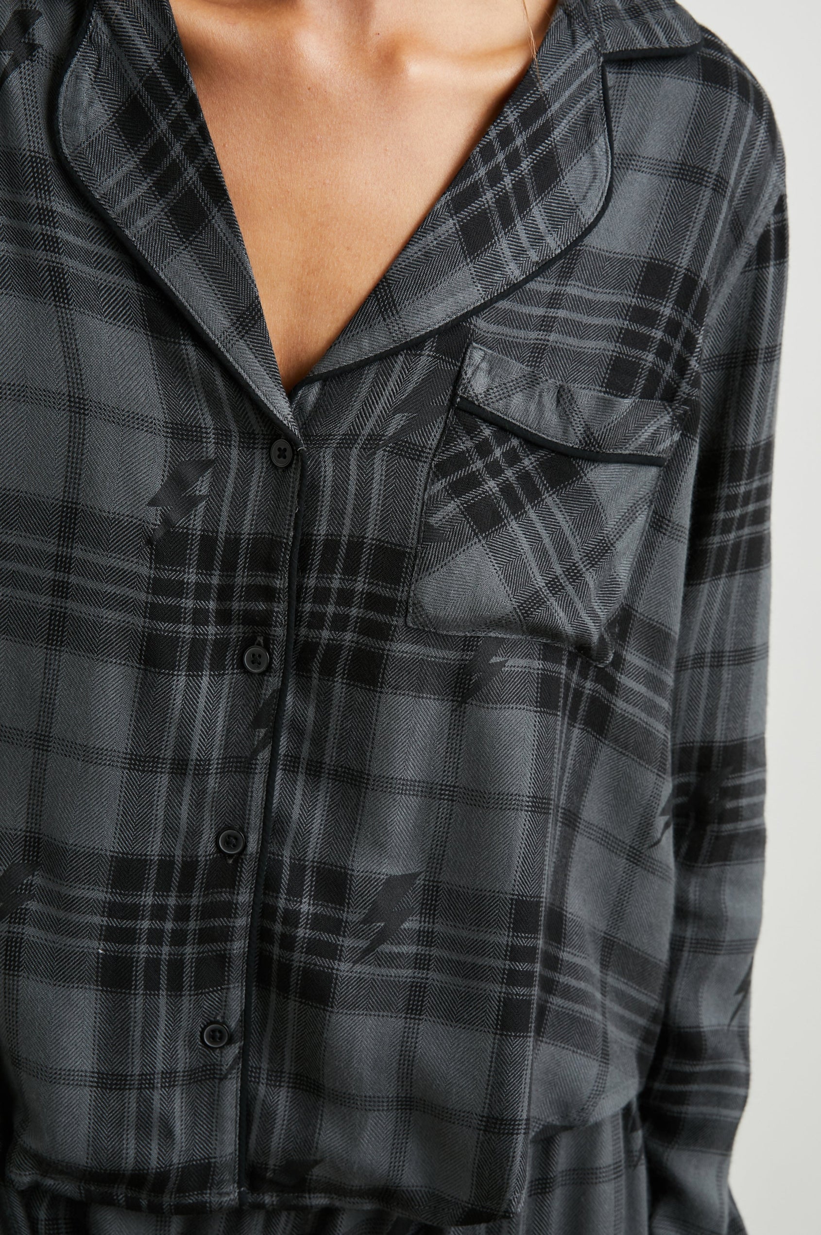 KELLEN-CHARCOAL-JET-LIGHTNING-DETAIL