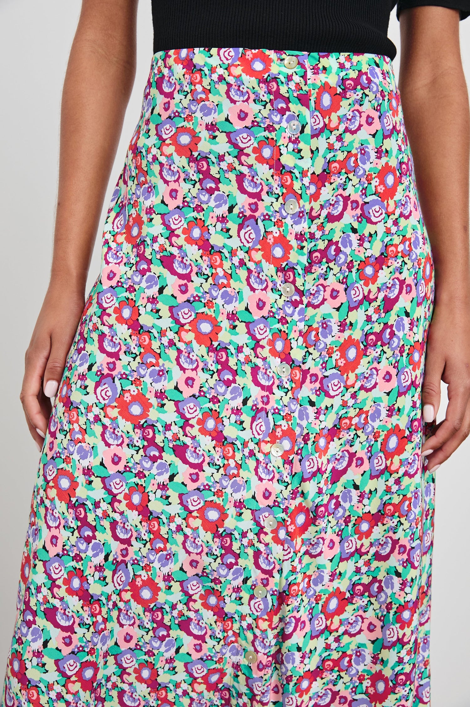 ROSETTA-OVERSIZED-MULTI-FLORAL-DETAIL